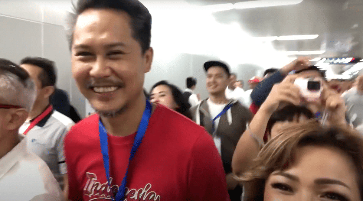 keluarga artis naik MRT (youtube.com/nirinatelevision9451)