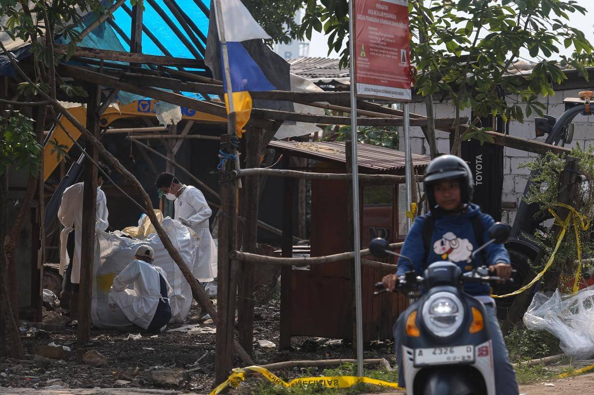 Tim Satgas Bidang Mitigasi dan Penanganan Kontaminasi Sumber Radiasi melakukan dekontaminasi terhadap material yang tercemar radiasi Cesium-137 (Cs-137) di Kawasan Industri Modern Cikande, Kabupaten Serang. ANTARA FOTO/Angga Budhiyanto