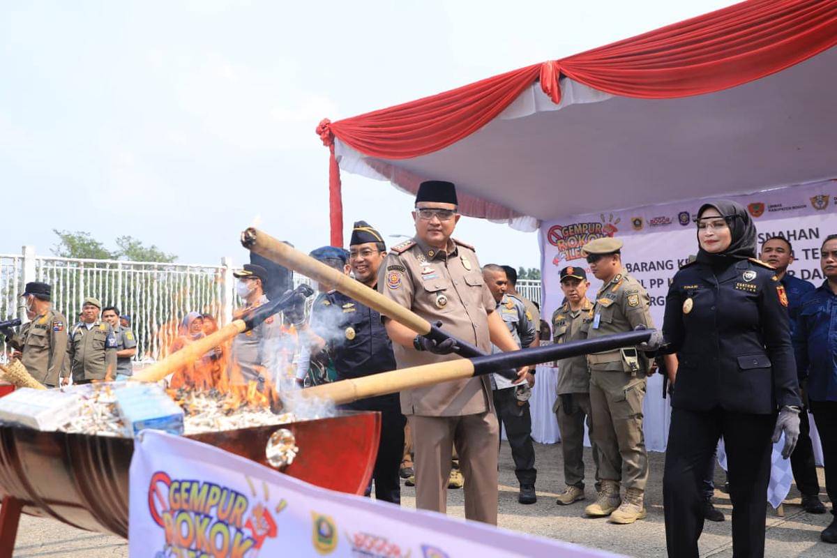 Bupati Bogor Rudy Susmanto musnahkan barang ilegal