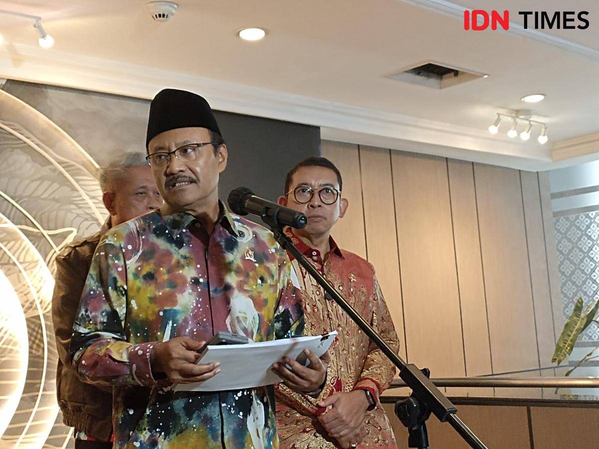 Menteri Sosial (Mensos) Syaifullah Yusuf menyerahkan dokumen usulan pahlawan ke Menteri Kebudayaan Fadli Zon di Kembud, Selasa (21/10/2025). (IDN Times/Dini Suciatiningrum)