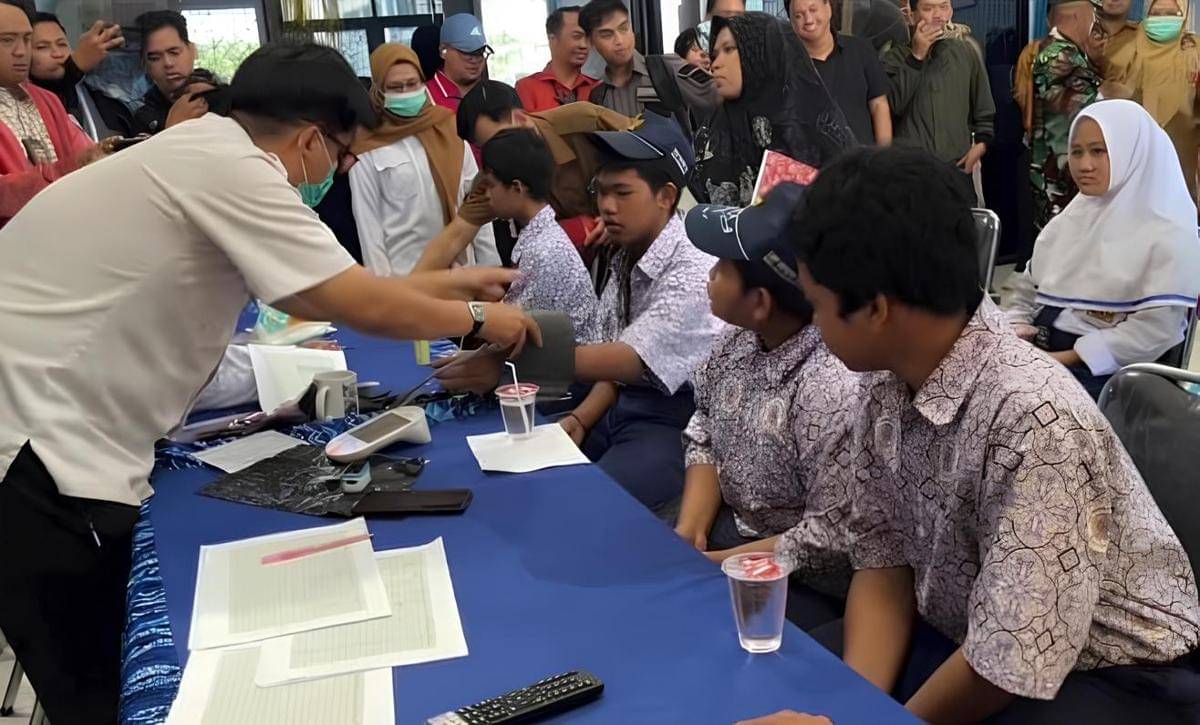 40 siswa SMPN 33 Banjarmasin dibawa ke Puskesmas setelah mengalami gejala seperti mual, muntah, hingga diare, Selasa (21/10/2025). (istimewa)