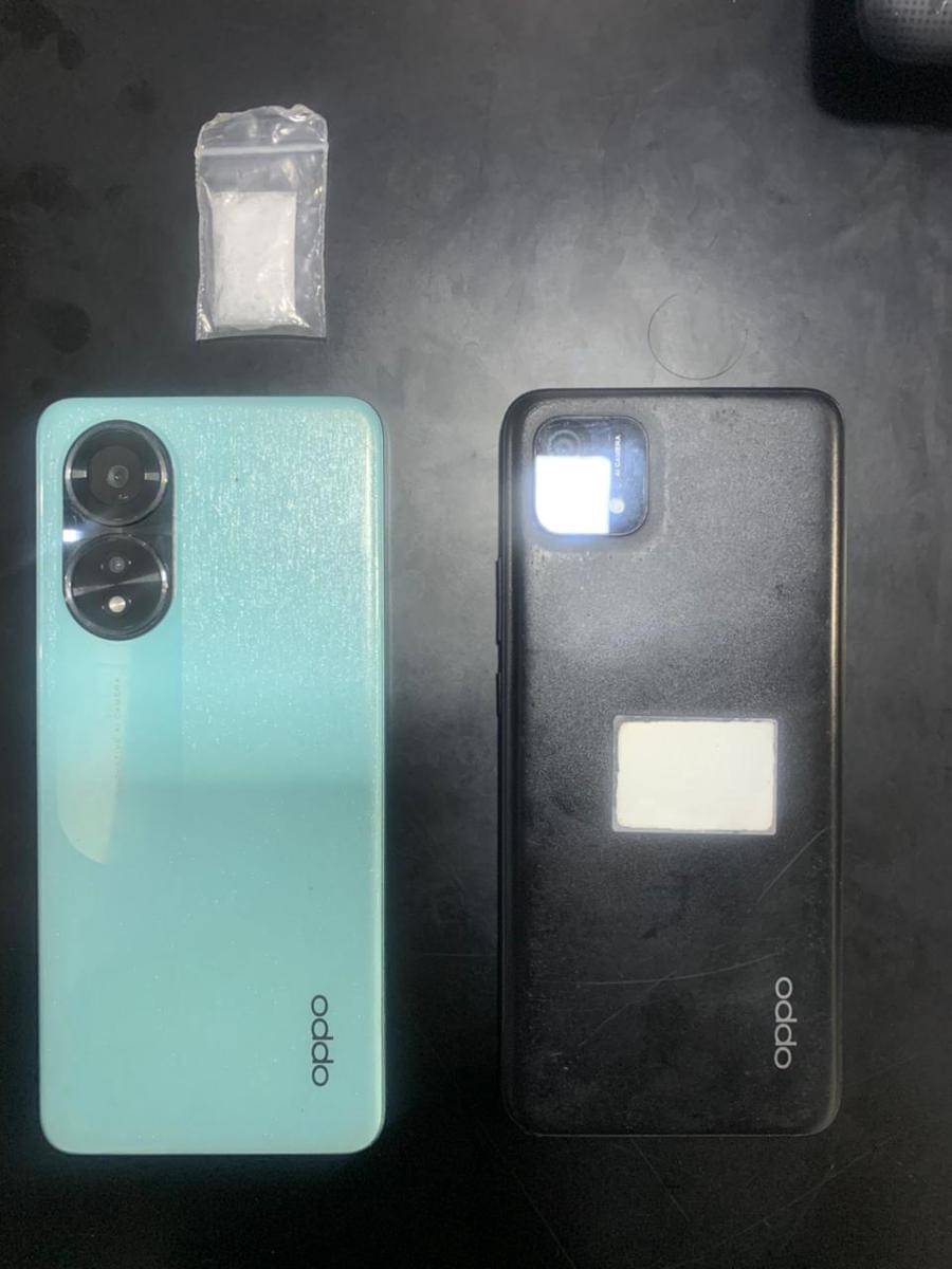 Barang bukti handphone dan kristal bening yang diduga sabu-sabu di Bone/Istimewa