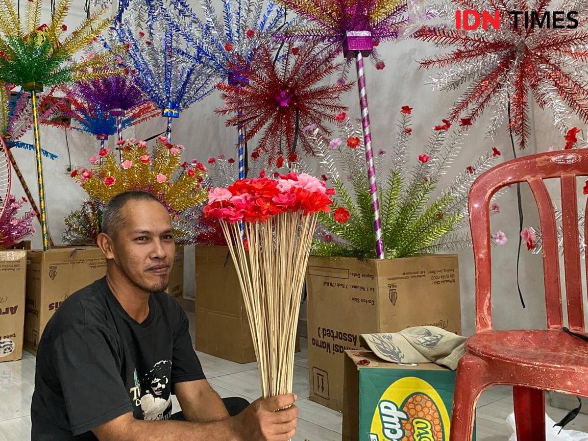 Pengrajin manggar di Pontianak.