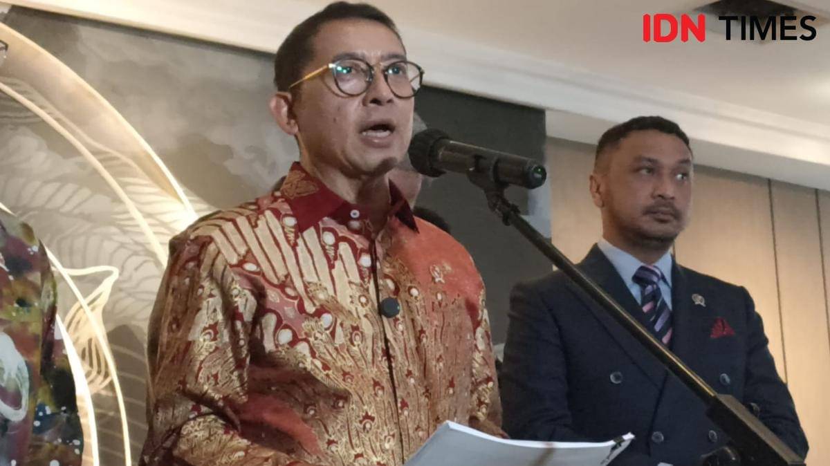 Menteri Sosial (Mensos) Syaifullah Yusuf menyerahkan dokumen usulan pahlawan ke Menteri Kebudayaan Fadli Zon di Kembud, Selasa (21/10/2025).