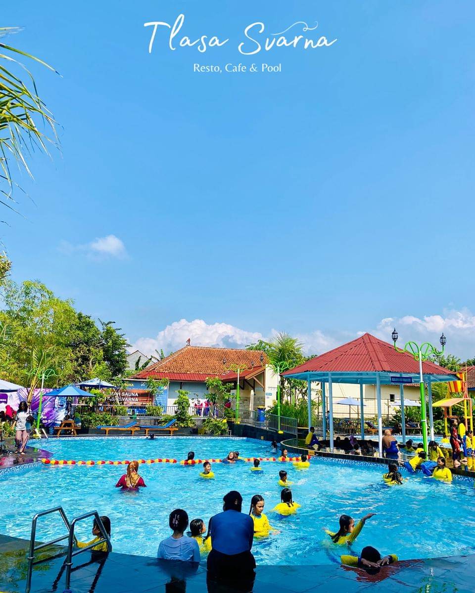 Kolam renang Tlasa Svarna. 
