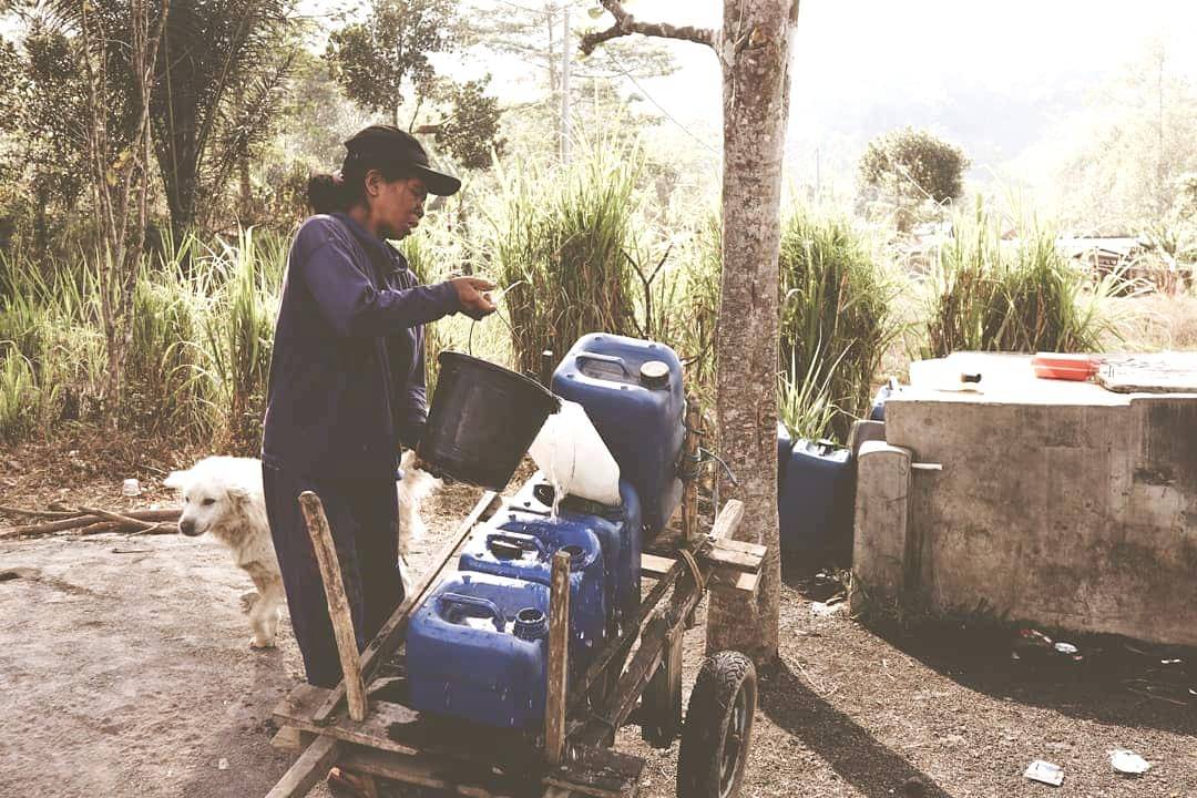 Kegiatan warga Desa Ban yang membeli air untuk kebutuhan sehari-hari