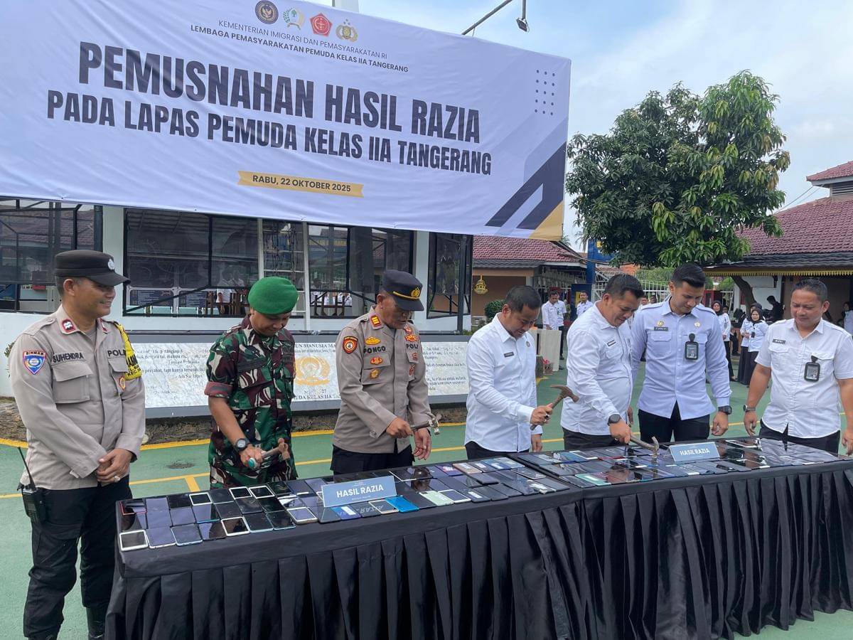 Ratusan handphone hasil sitaan di Lapas Pemuda Kelas IIA Tangerang dimusnahkan 