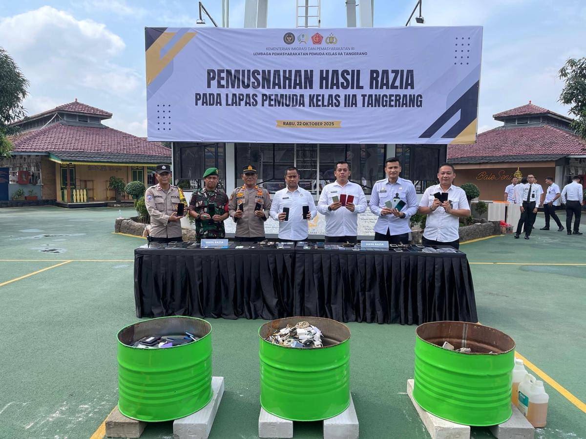 Ratusan handphone hasil sitaan di Lapas Pemuda Kelas IIA Tangerang dimusnahkan 