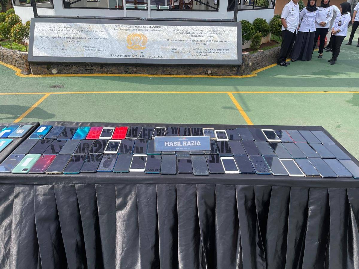 Ratusan handphone hasil sitaan di Lapas Pemuda Kelas IIA Tangerang dimusnahkan 