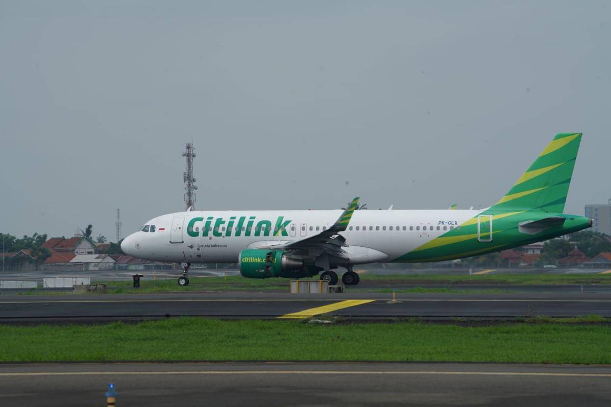 Pesawat maskapai Citilink bersiap lepas landas di runway bandara
