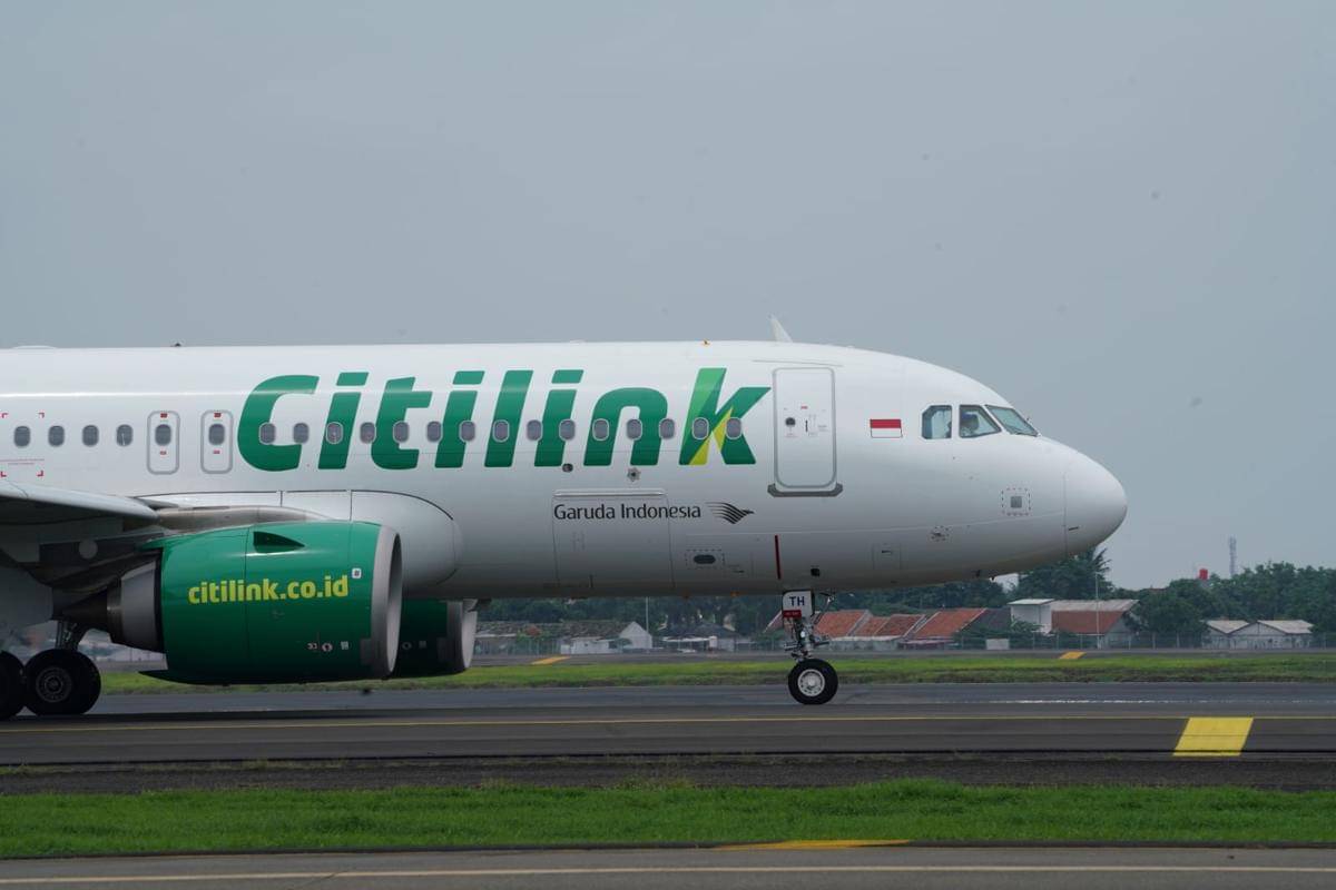 Pesawat maskapai Citilink bersiap lepas landas di runway bandara