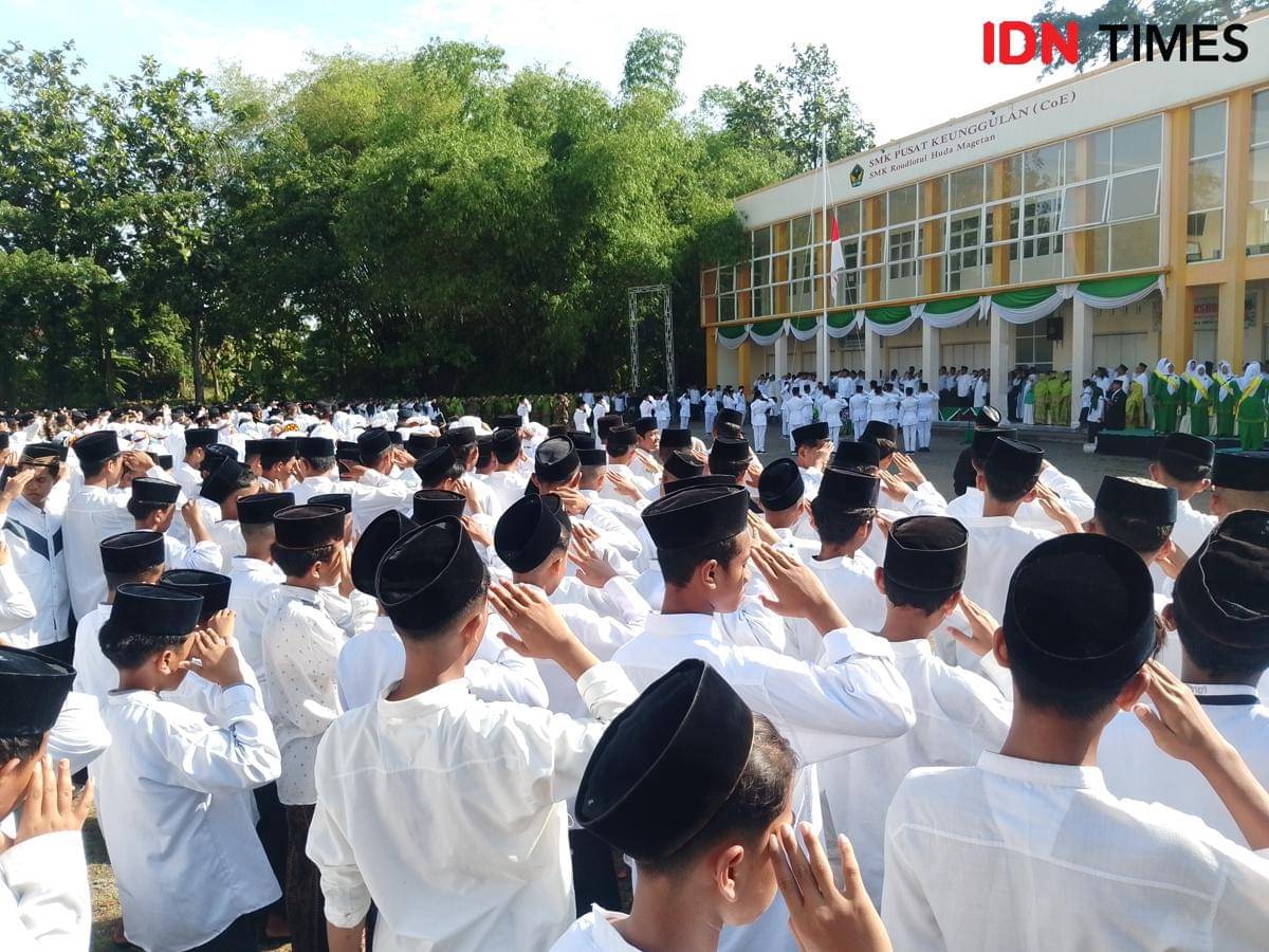 Seribuan kyai dan santri ikuti apel Hari Santri Nasional 2025 di Ponpes Roudhotul Huda Kedungoanji Lembeyan. IDN Times/Riyanto.