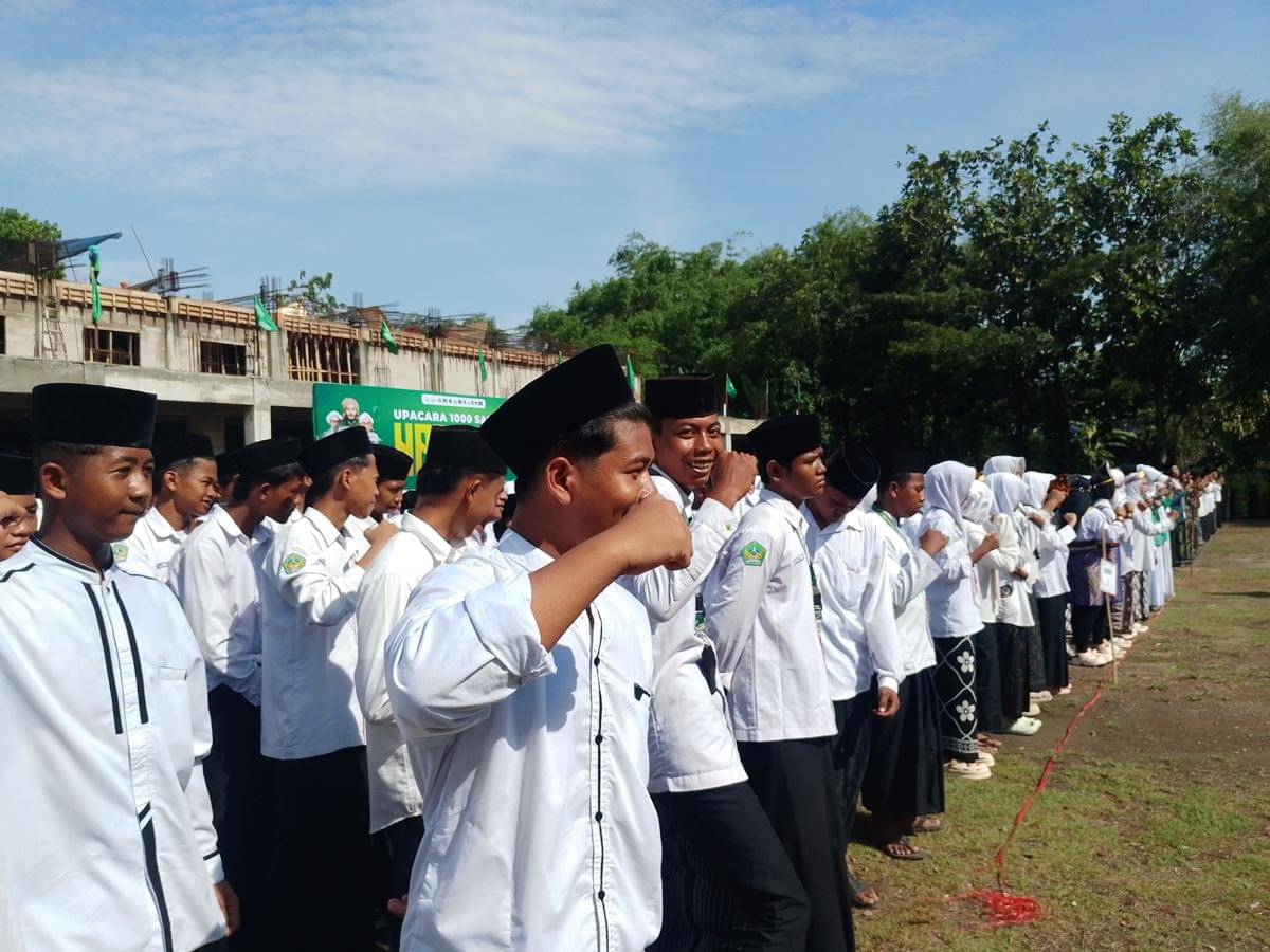 Seribuan kyai dan santri ikuti apel besar HSN 2025 di halaman Ponpes Roudhotul Huda Kedungpanji. IDN Times/Riyanto.