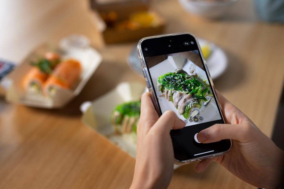 ilustrasi mengambil foto makanan
