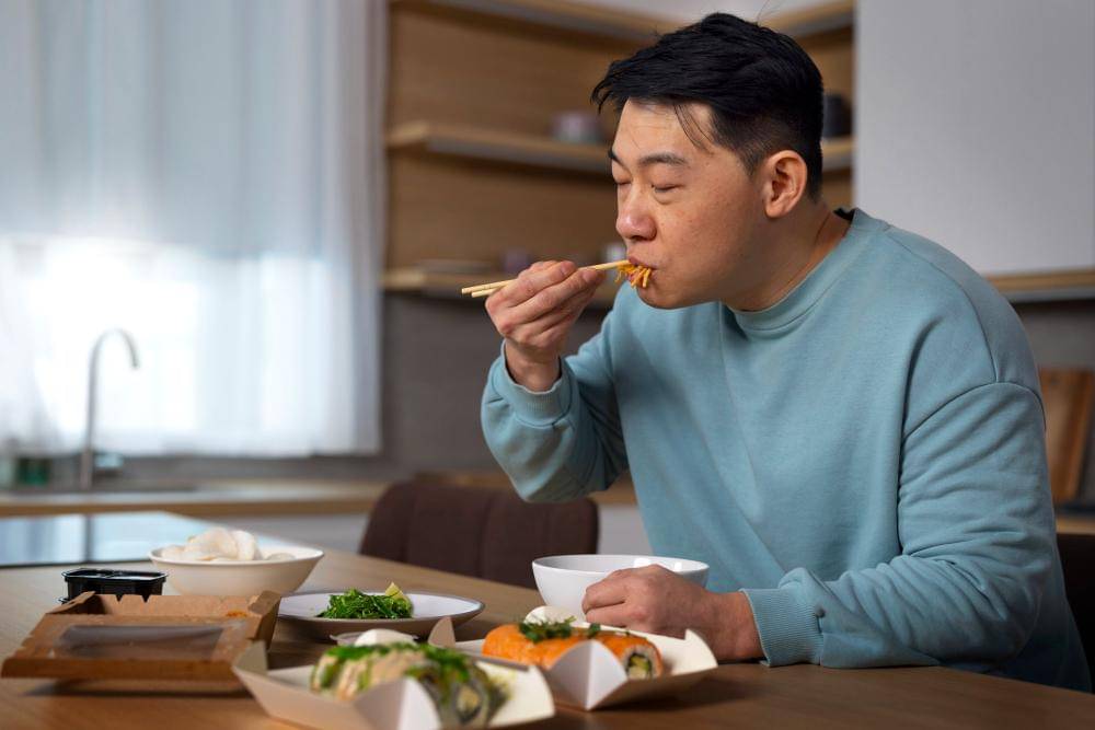 sedang makan