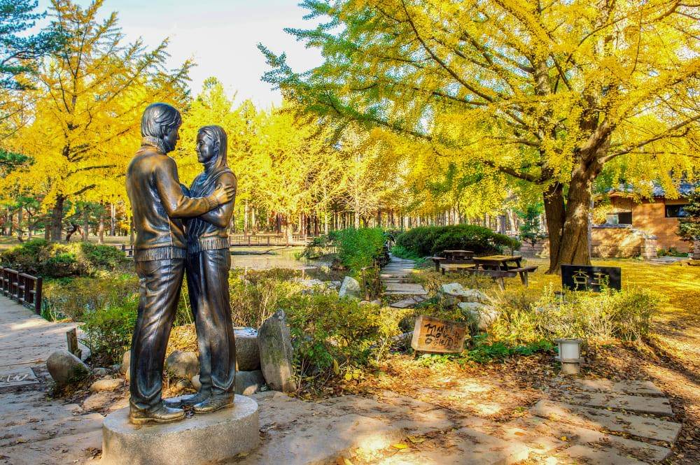 Potret patung pemeran drama Winter Sonata di Nami Island