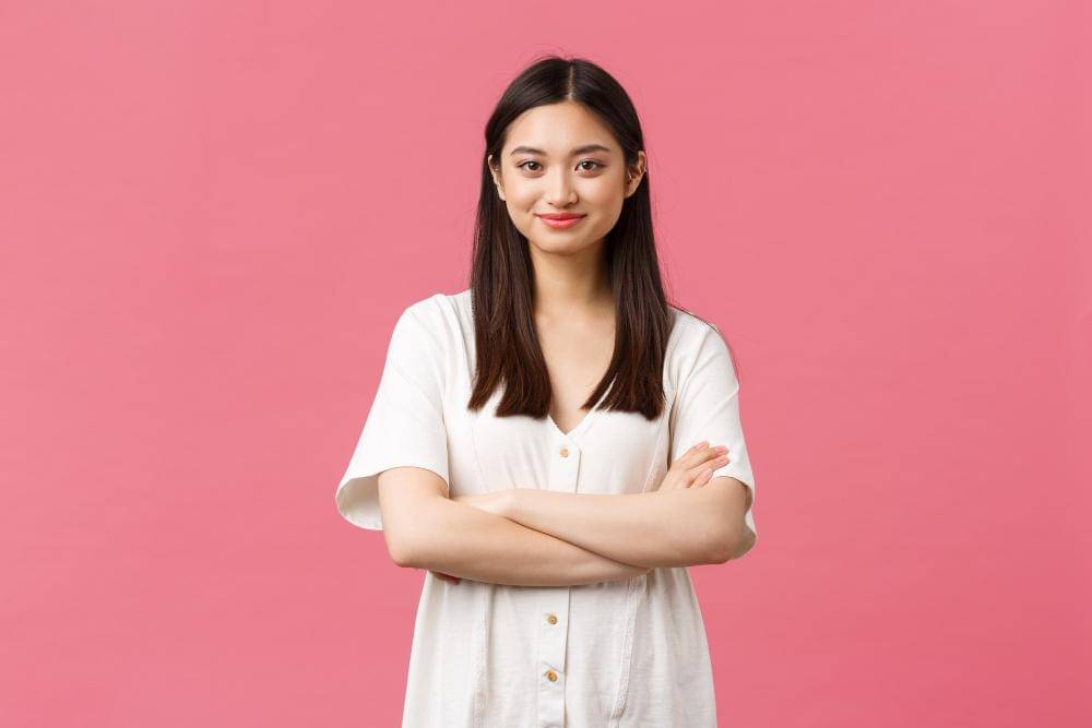 ilustrasi perempuan muda dengan baju putih berpose.