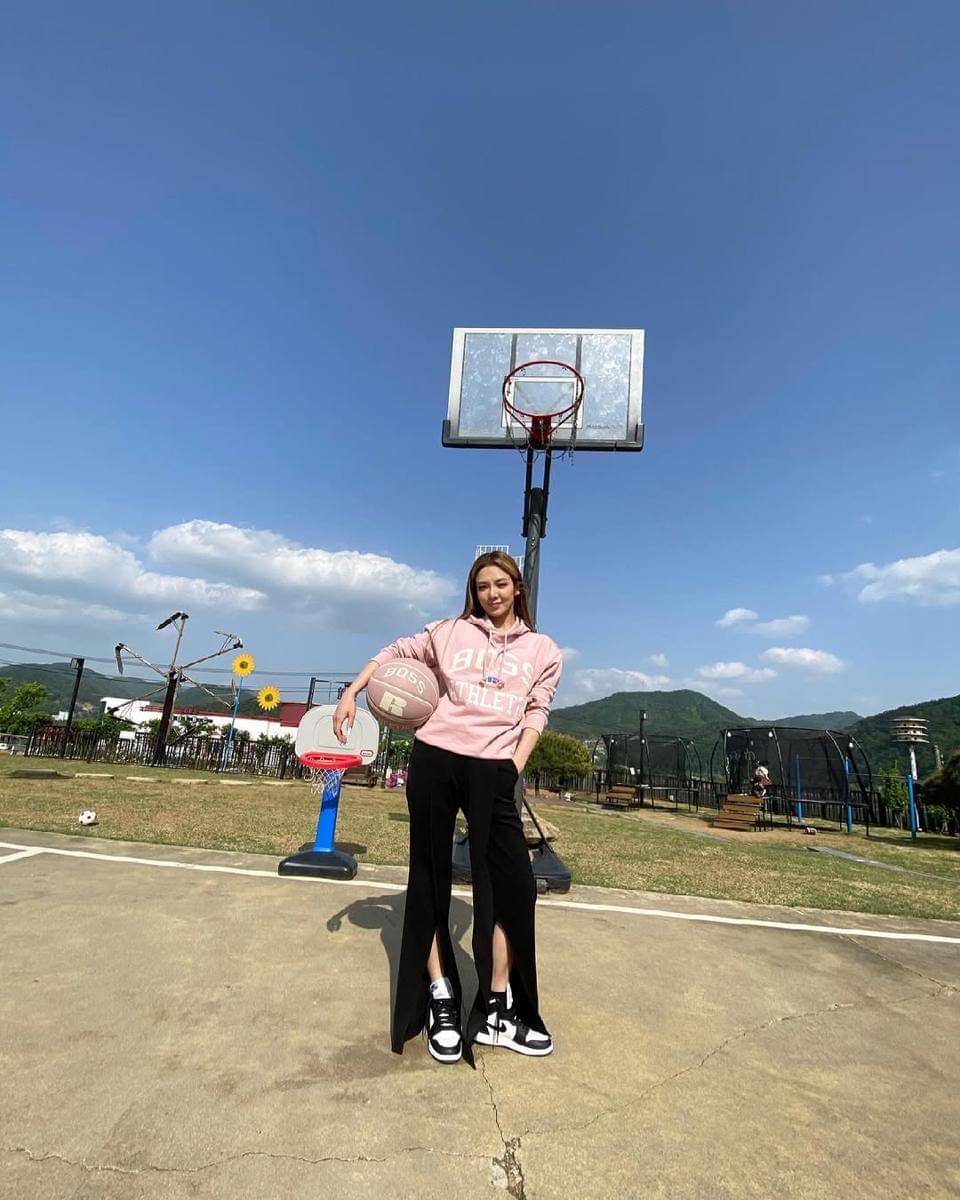 inspirasi outfit comfy ala Hyoyeon SNSD