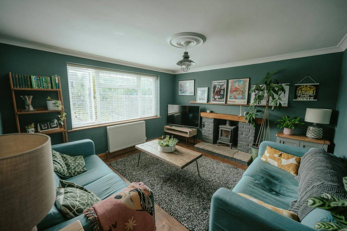 ilustrasi interior ruang tamu dengan warna olive green