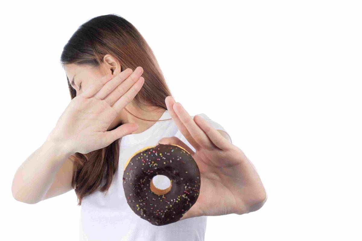 Ilustrasi seorang wanita menolak kue donat