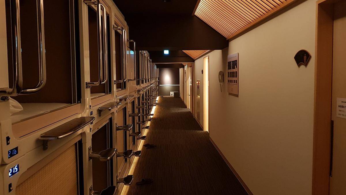ilustrasi hotel kapsul di Tokyo Jepang