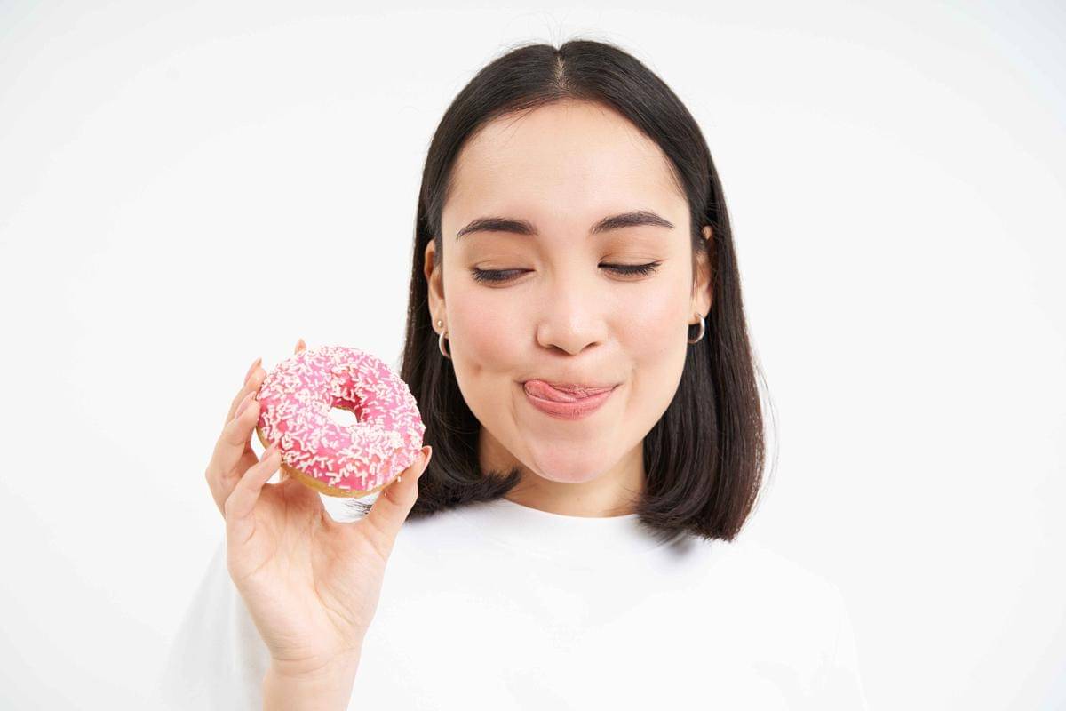 Ilustrasi seorang wanita memegang kue donat