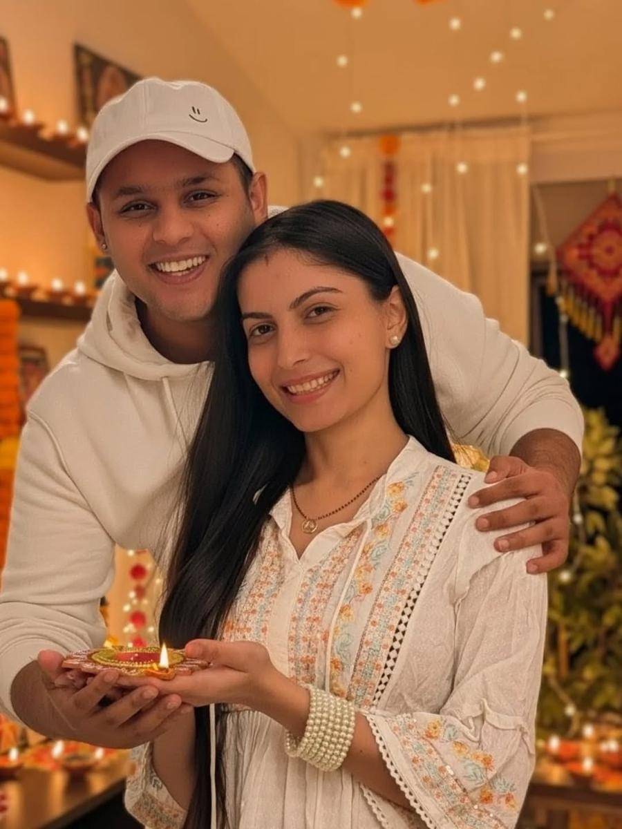 Dev Joshi dan istri