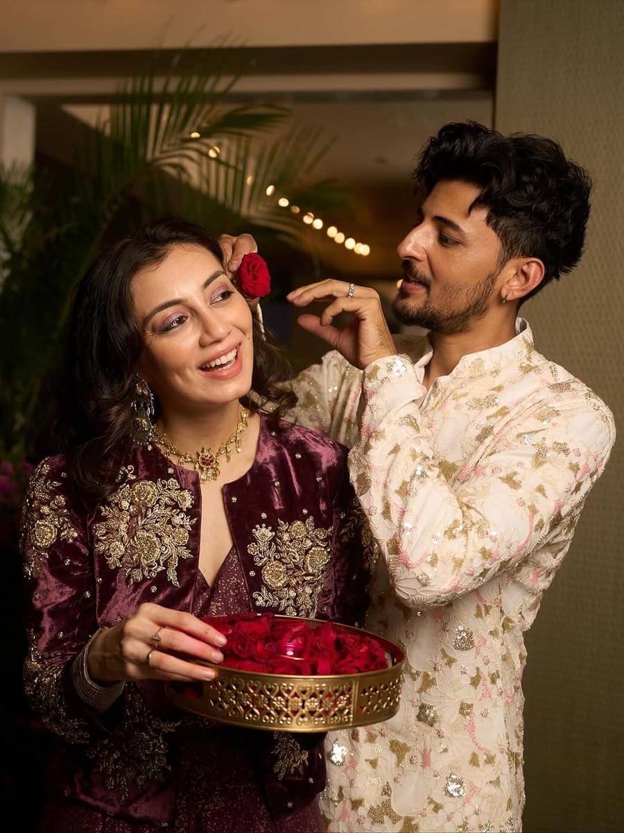 Darshan Raval dan istri