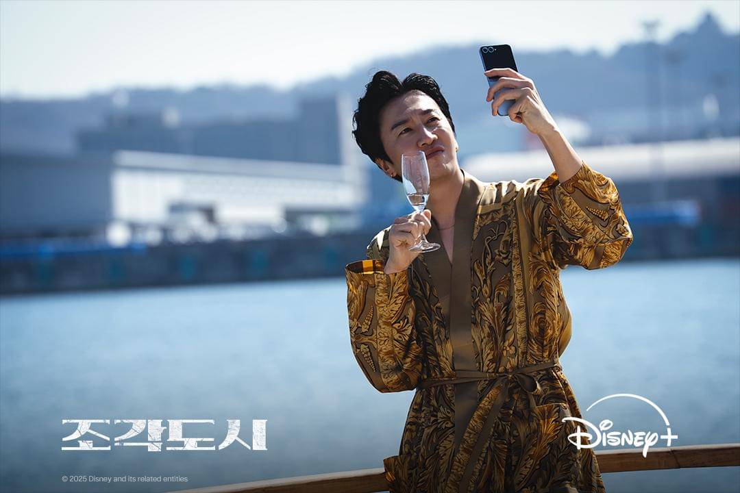 potret Lee Kwang Soo di drakor The Manipulated