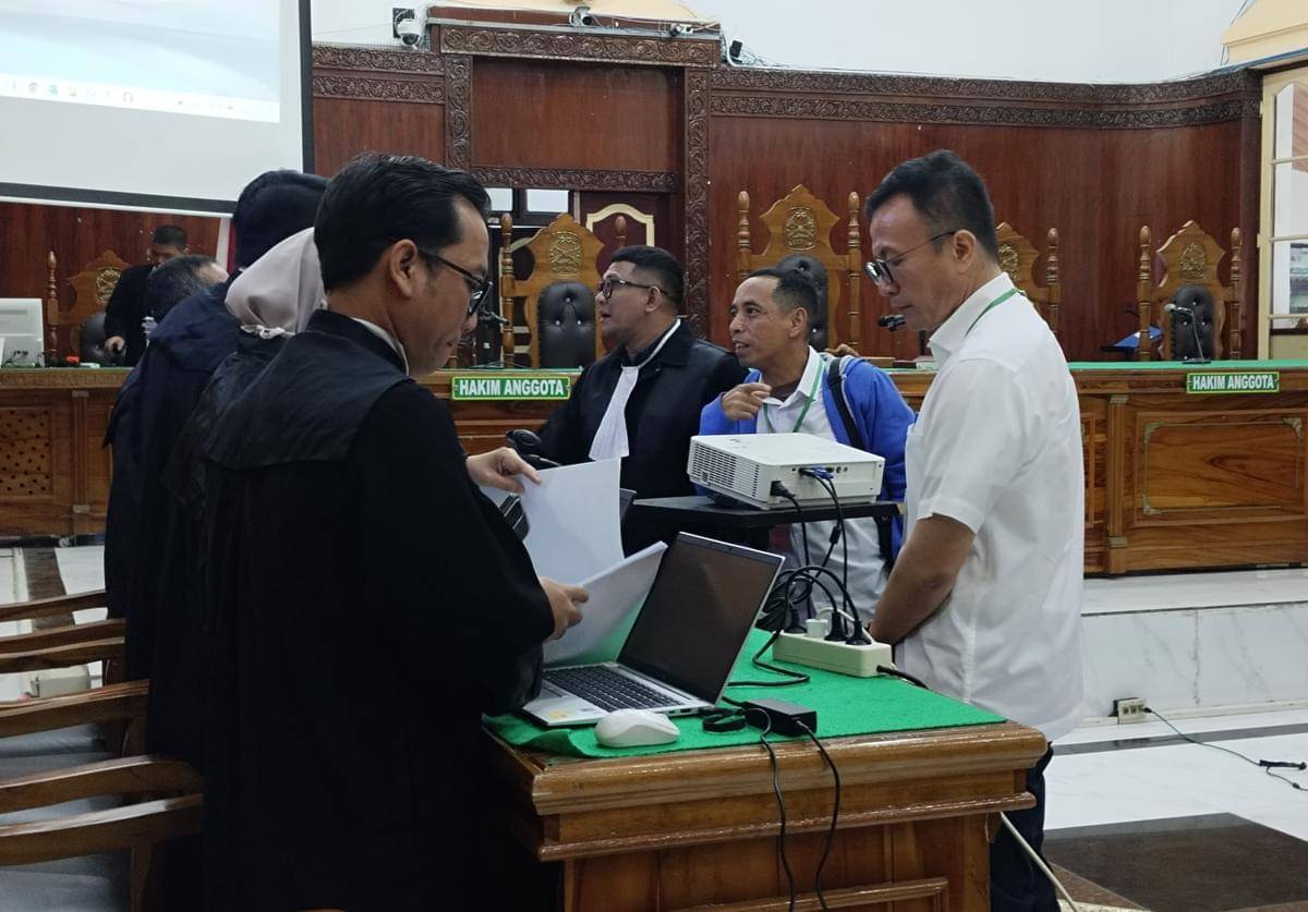 Saksi Dicky Erlangga saat berkomunikasi dengan JPU seusai sidang (IDN Times/Eko Agus Herianto)