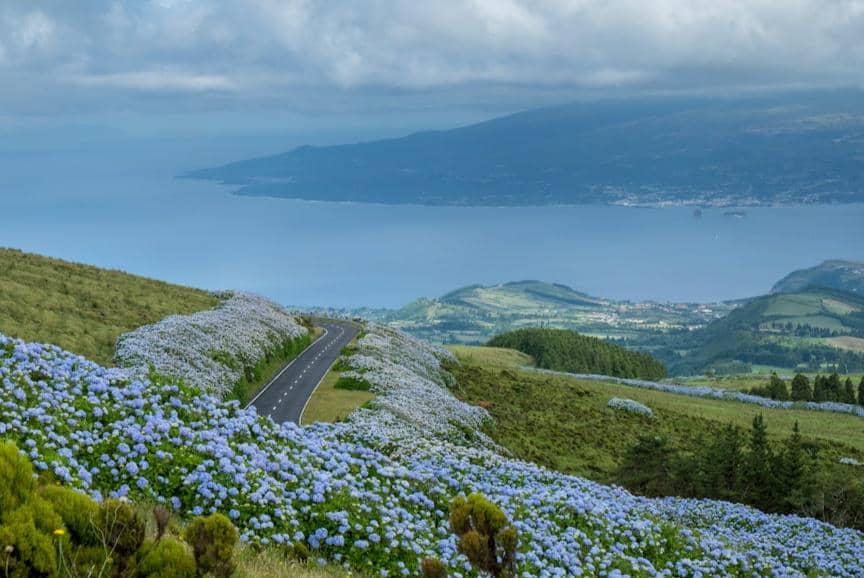 Pemandangan laut dari atas bukit di Azores