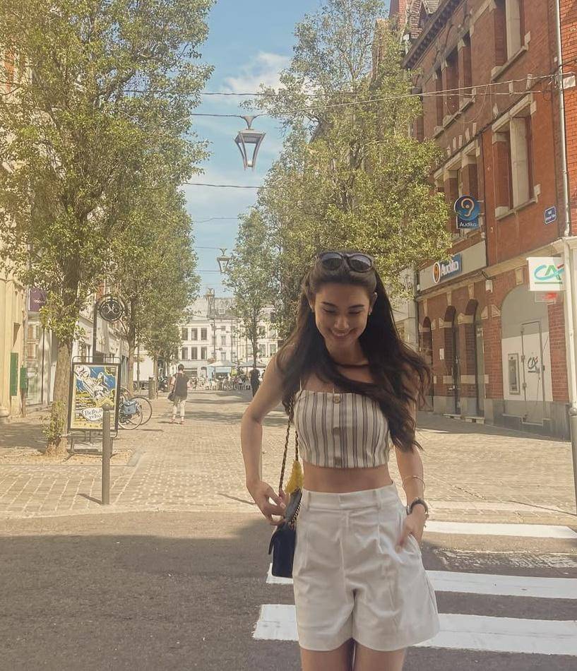 potret ide OOTD kasual pakai crop top dan mini pants ala Lorena Schuett