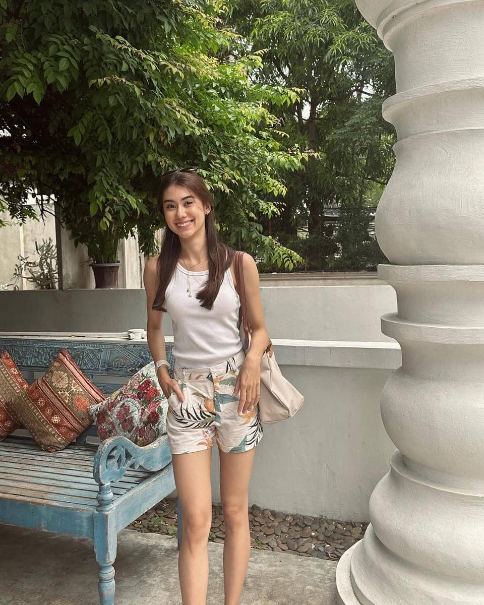 potret ide OOTD kasual pakai tank top putih dan mini pants ala Lorena Schuett