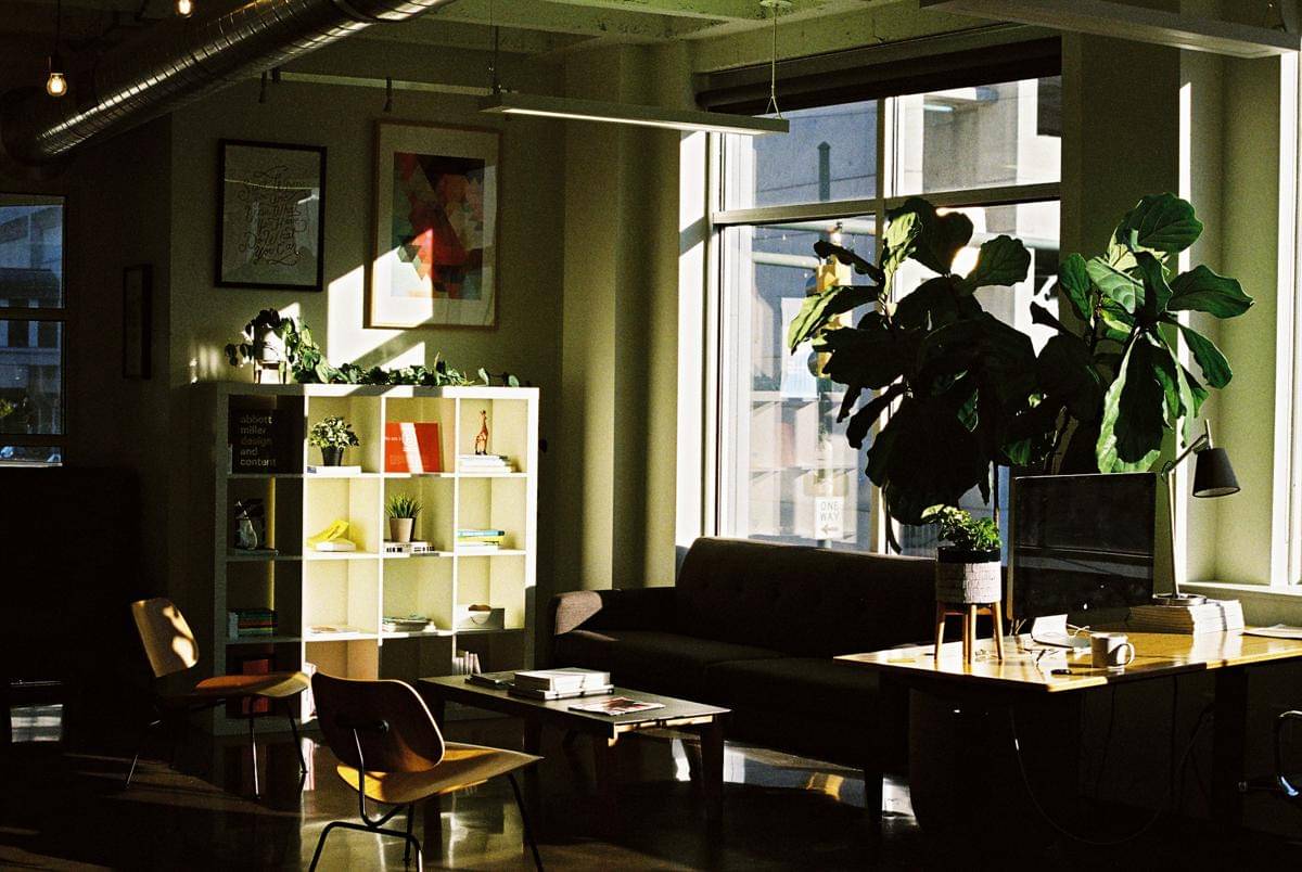 ilustrasi interior ruang kerja dengan warna olive green