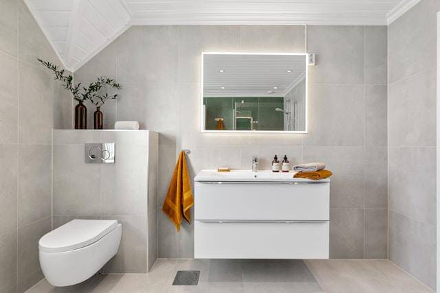 Desain kamar mandi dengan kaca