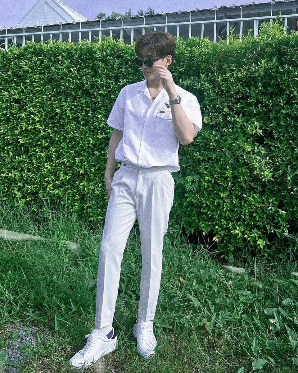 OOTD pakai kemeja putih ala Ohm Thitiwat