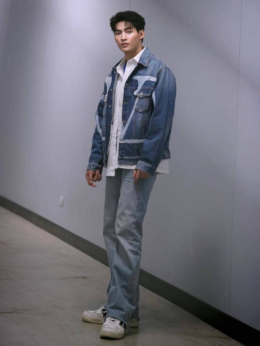 kombinasi outfit pakai kemeja putih ala Ohm Thitiwat