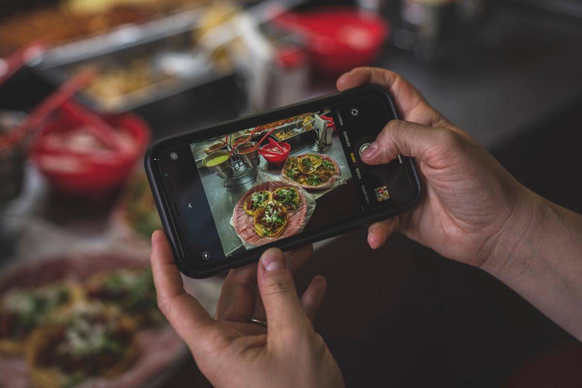 ilustrasi mengambil foto makanan