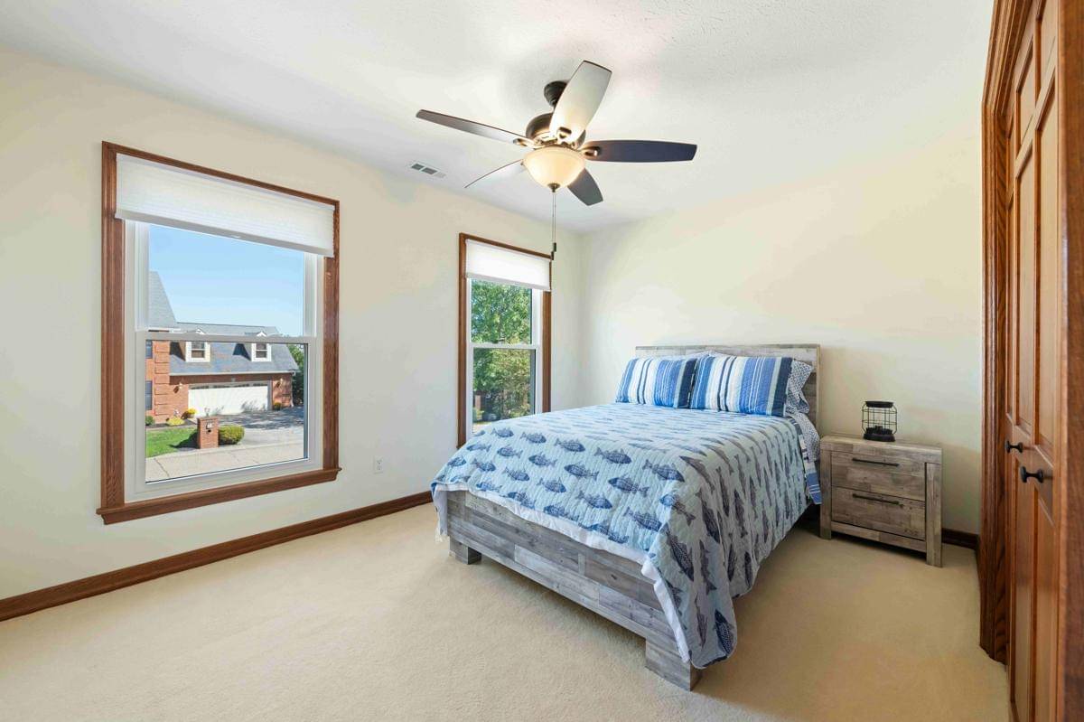 inspirasi kamar tidur dengan wall-to-wall carpet