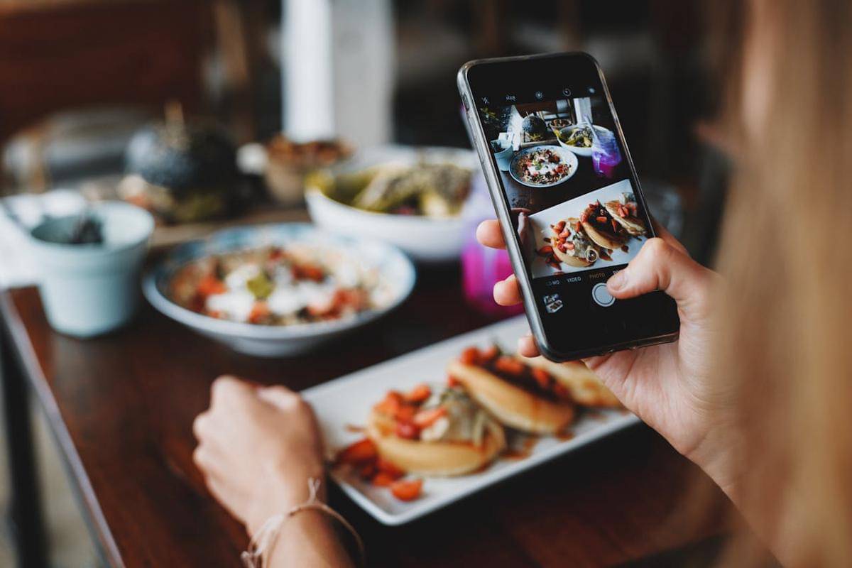 ilustrasi mengambil foto makanan
