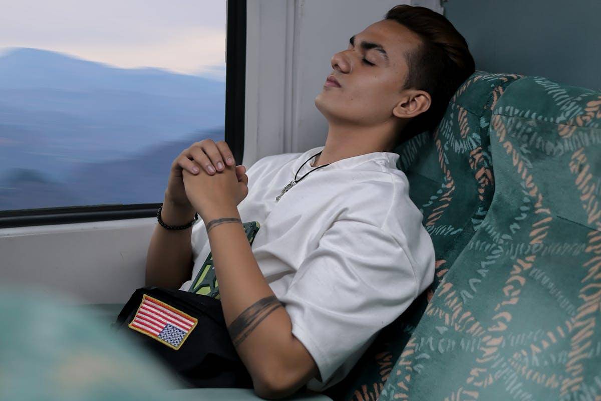 ilustrasi tidur di kereta api