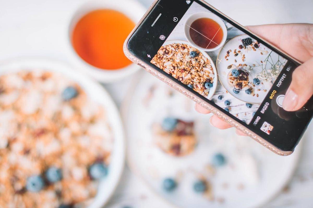 ilustrasi mengambil foto makanan