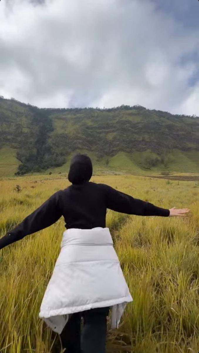 Dara Arafah liburan ke Gunung Bromo