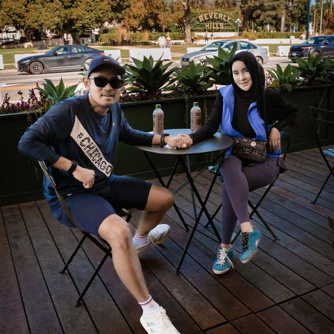Shandy Purnamasari dan suami jalan-jalan di LA