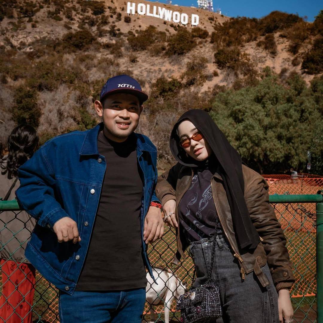 Shandy Purnamasari dan suami jalan-jalan di LA