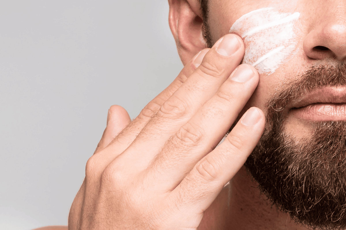 ilustrasi pria menggunakan day cream