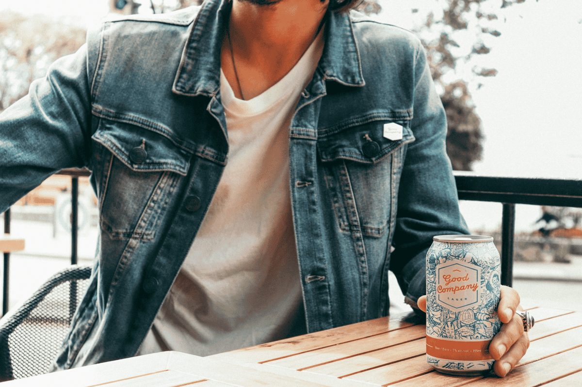 ilustrasi pria menggunakan jaket denim