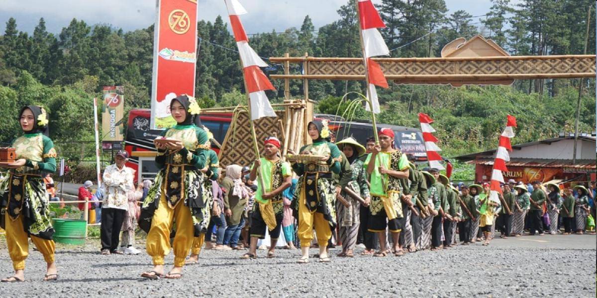 kirab budaya pada Festival Gunung Slamet tahun 2024