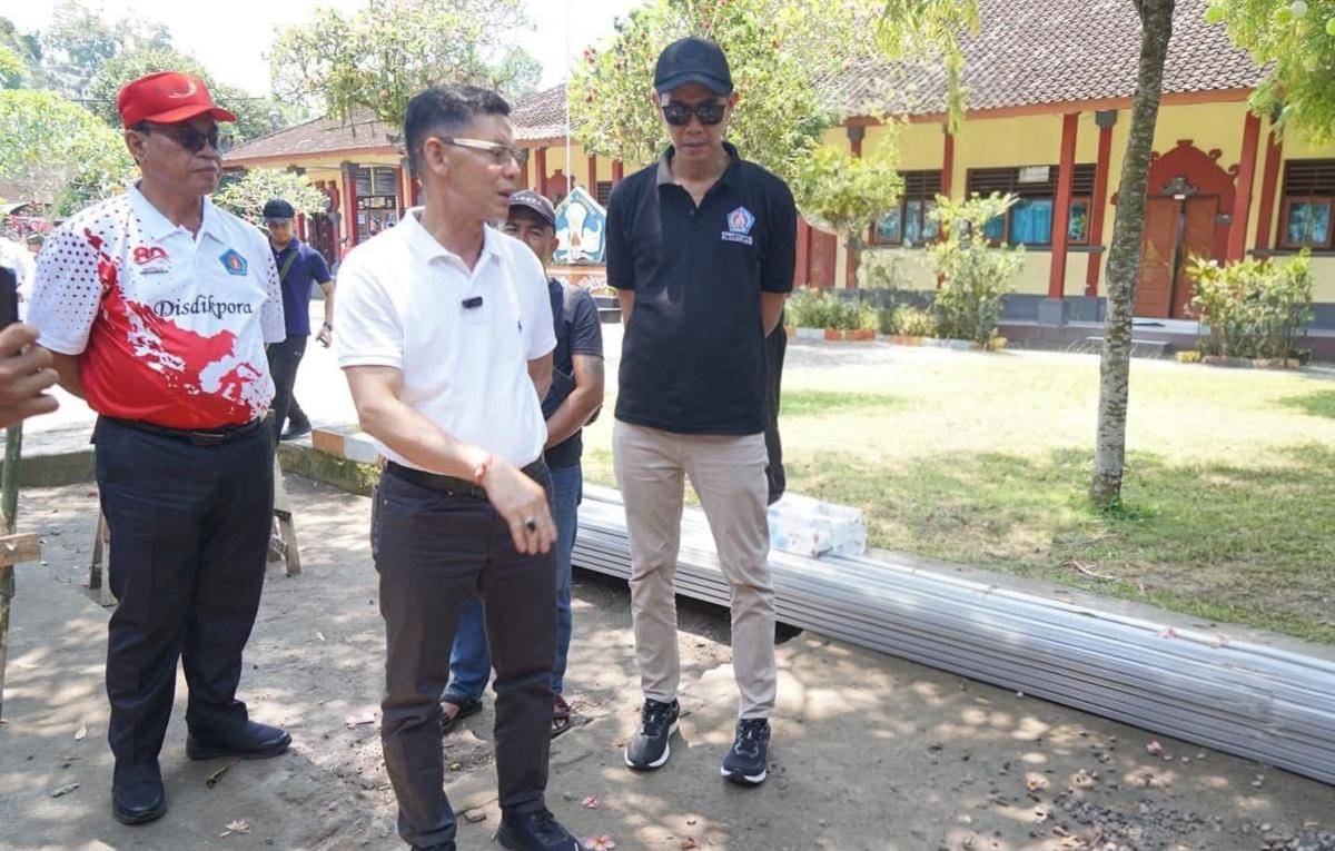 Monitoring pekerjaan fasilitas sekolah di Klungkung