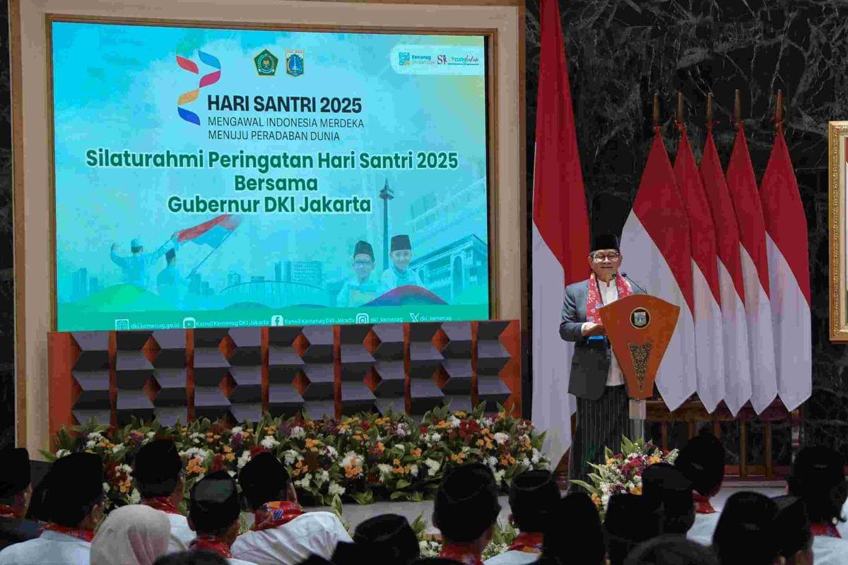 Gubernur DKI Jakarta, Pramono Anung, saat menghadiri silaturahmi peringatan Hari Santri 2025 bertema "Mengawal Indonesia Merdeka Menuju Peradaban Dunia" di Balai Kota DKI Jakarta, pada Rabu (22/10/2025). (Dok. Pemprov DKI Jakarta).